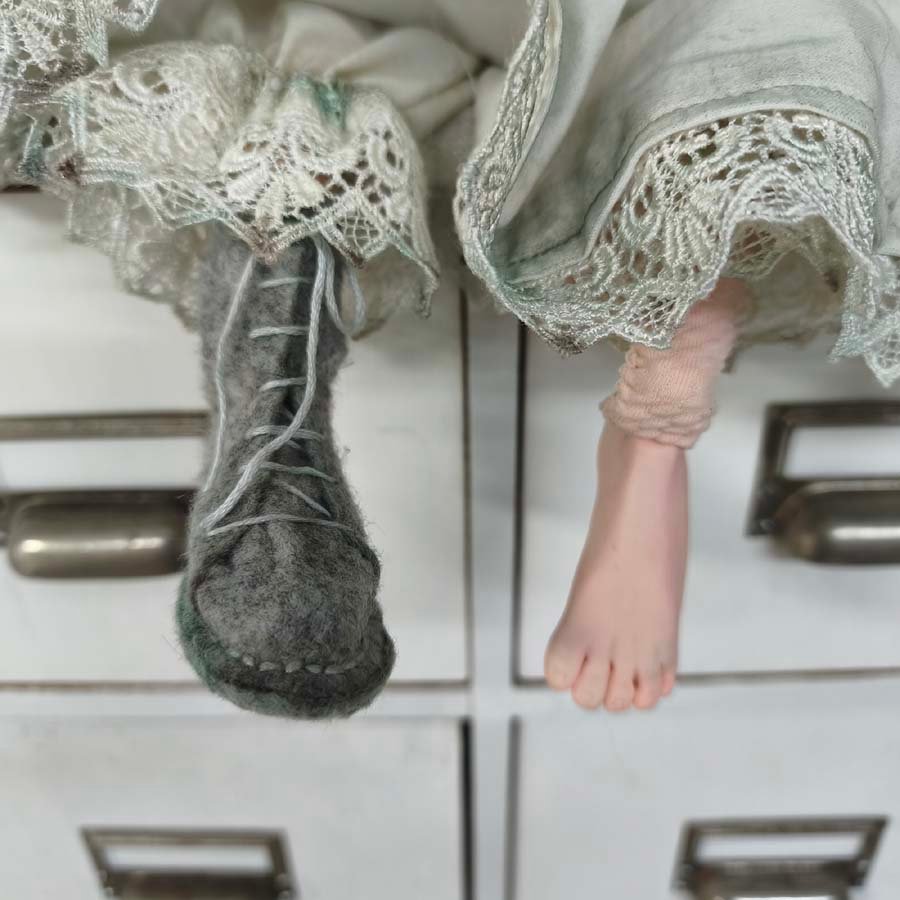 Muñeca con Gorro Empolvado • Evaninas Botas de fieltro para muñeca de Evaninas.