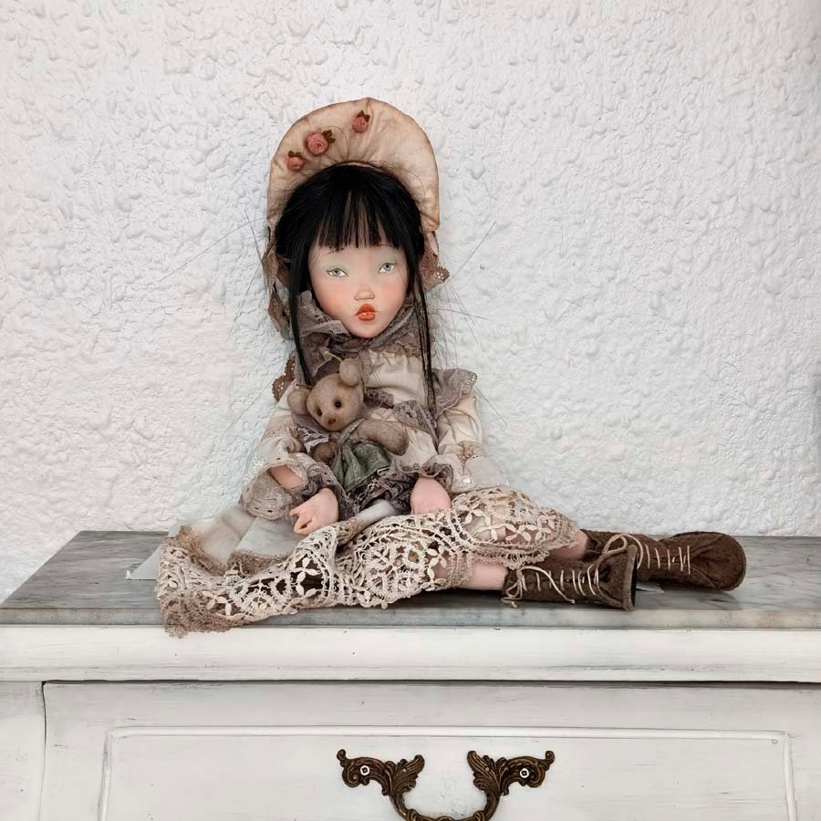 Muñeca con Vestido Empolvado • Evaninas Muñeca decorativa en arcilla y telas hecha a mano por Evaninas.