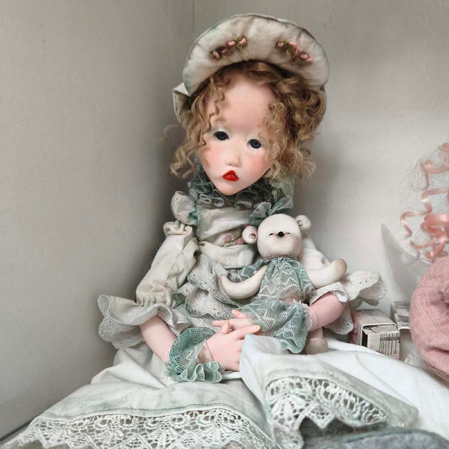 Muñeca con Gorro Empolvado • Evaninas Muñeca para coleccionar hecha a mano por Evaninas.