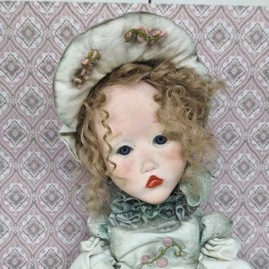 Muñeca con Gorro Empolvado • Evaninas Cara de muñeca decorativa de arcilla y telas de Evaninas.