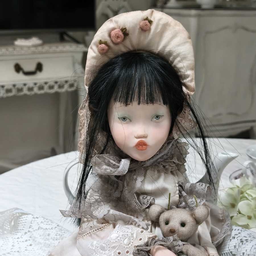 Muñeca con Vestido Empolvado • Evaninas Muñeca con pelo negro y flequillo para coleccionar de Evaninas.