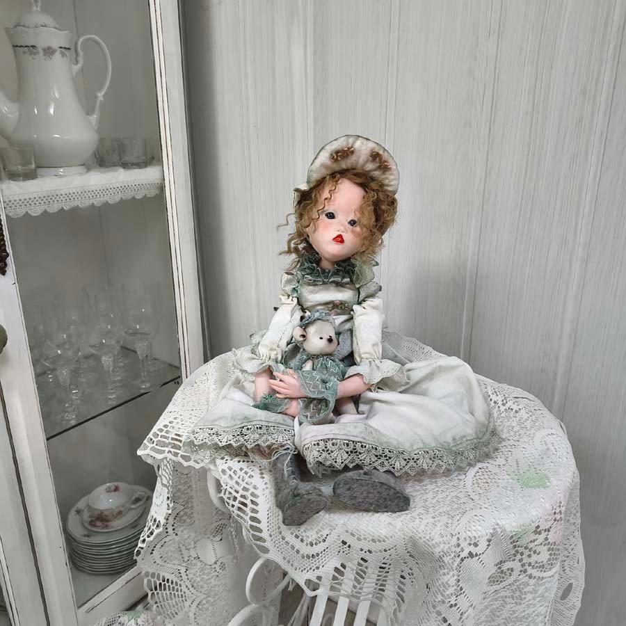 Muñeca con Gorro Empolvado • Evaninas Muñeca para coleccionar con gorro empolvado de Evaninas.