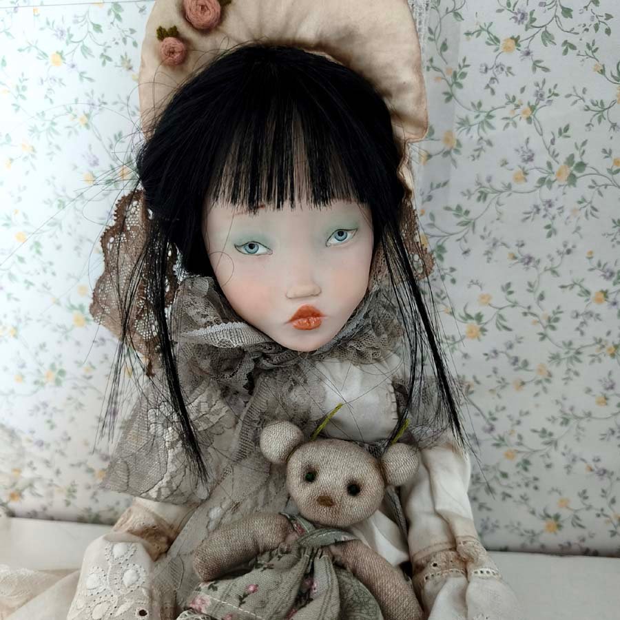 Muñeca con Vestido Empolvado • Evaninas Muñeca de arcilla y telas con vestido vintage de Evaninas.