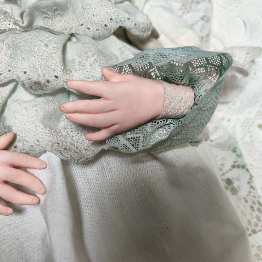 Muñeca con Gorro Empolvado • Evaninas Manos de arcilla de muñeca Evaninas.