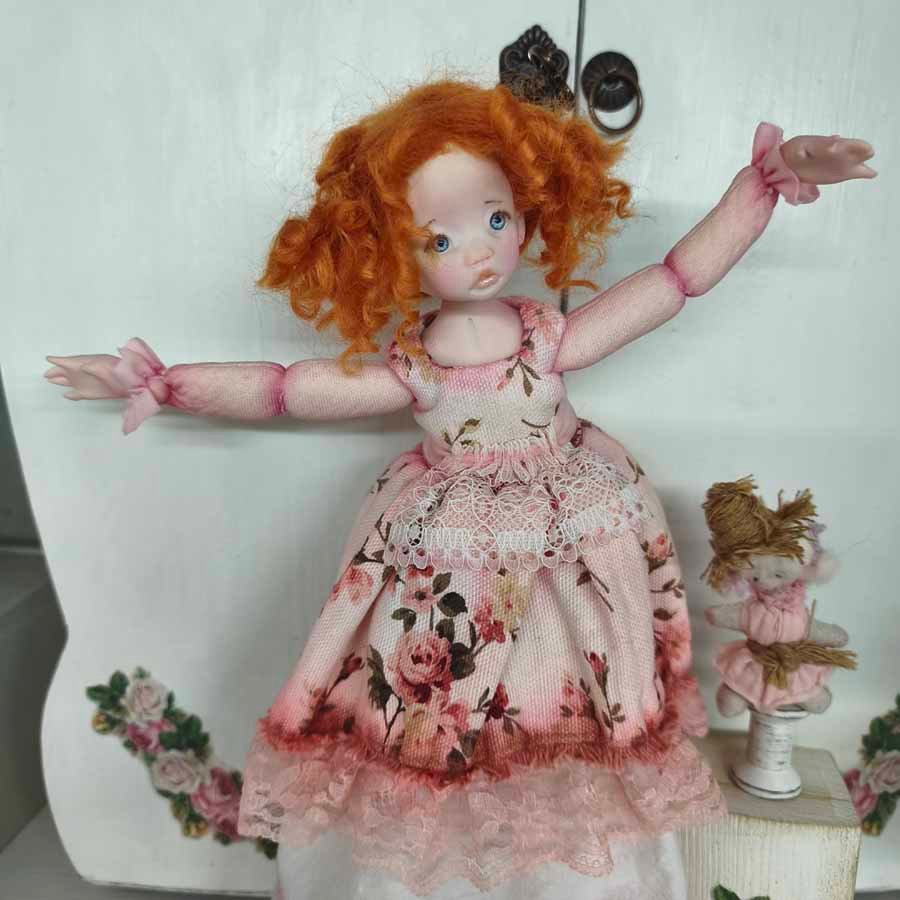 Muñeca con pequeño espantapájaros de la colección Maison de Campagne de Evaninas.