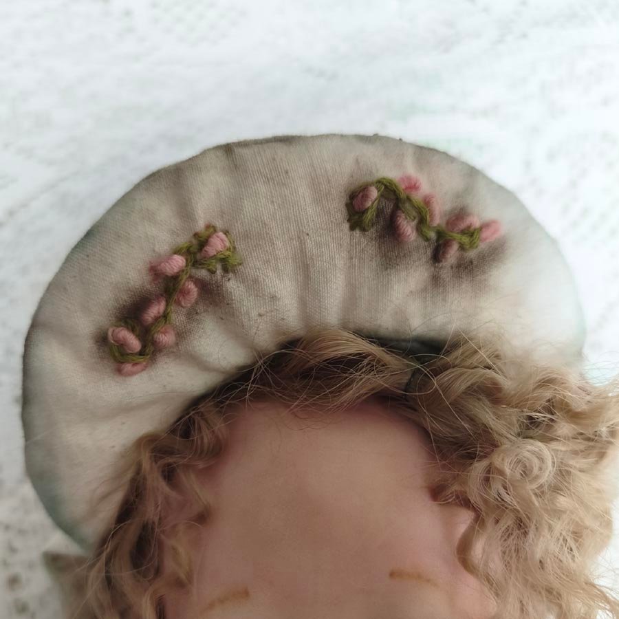 Muñeca con Gorro Empolvado • Evaninas Gorro con bordado para muñeca de Evaninas.