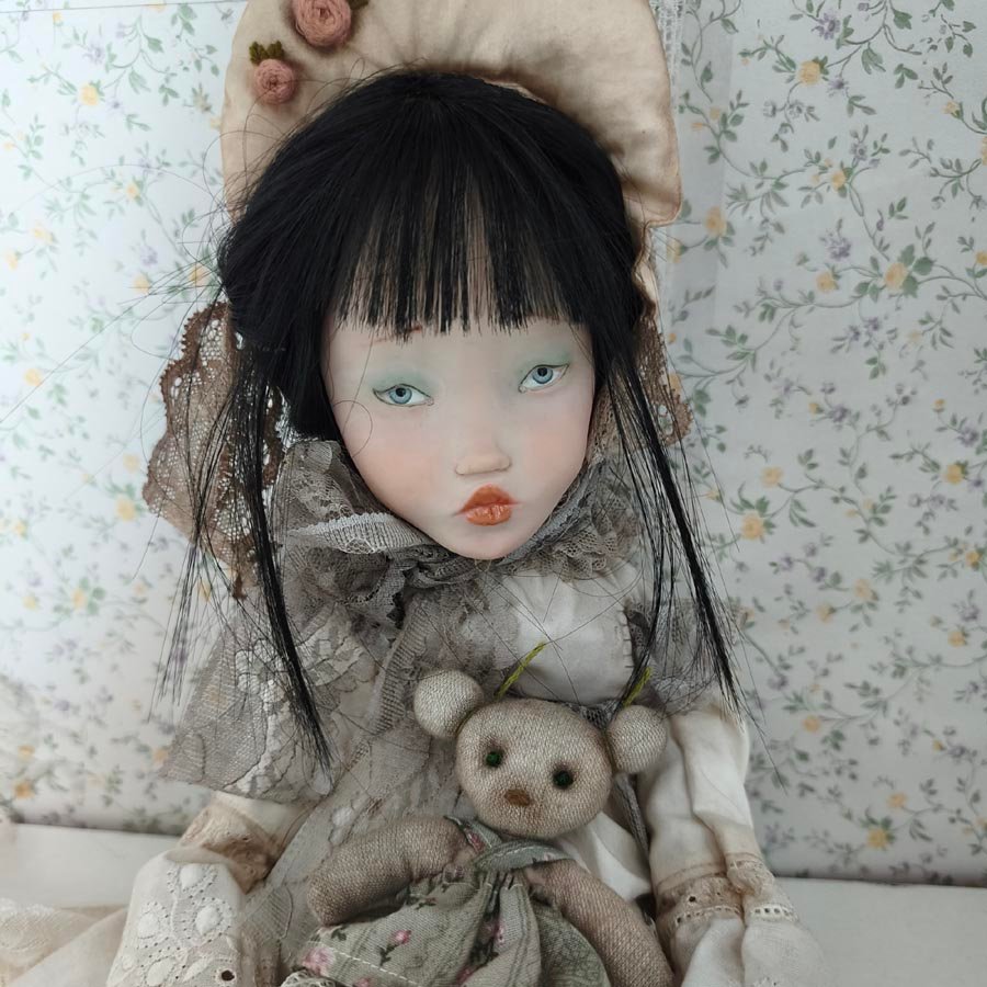 Muñeca con Vestido Empolvado • Evaninas Cara de muñeca Hana de la colección Encando Empolvado de Evaninas.