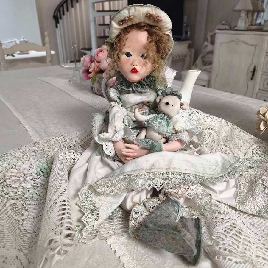 Muñeca con Gorro Empolvado • Evaninas Muñeca Mei de la colección Encando Empolvado de Evaninas.