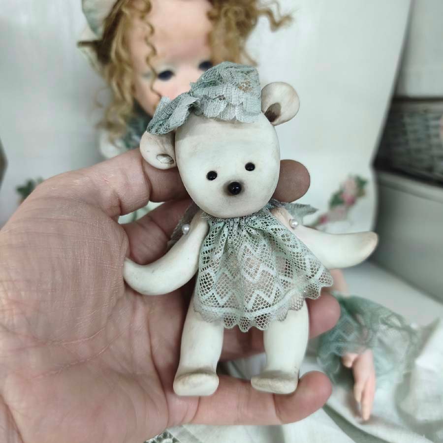Muñeca con Gorro Empolvado • Evaninas Osito de arcilla blanca para muñeca de Evaninas.