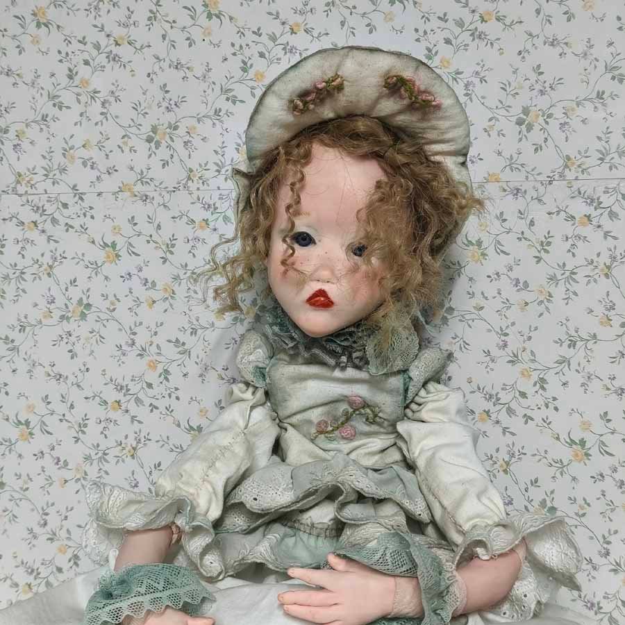 Evaninas muñecas hechas a mano • Evaninas Muñeca con Gorro Empolvado de Evaninas.