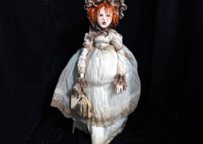 Muñeca con vestido envejecido de estilo victoriano