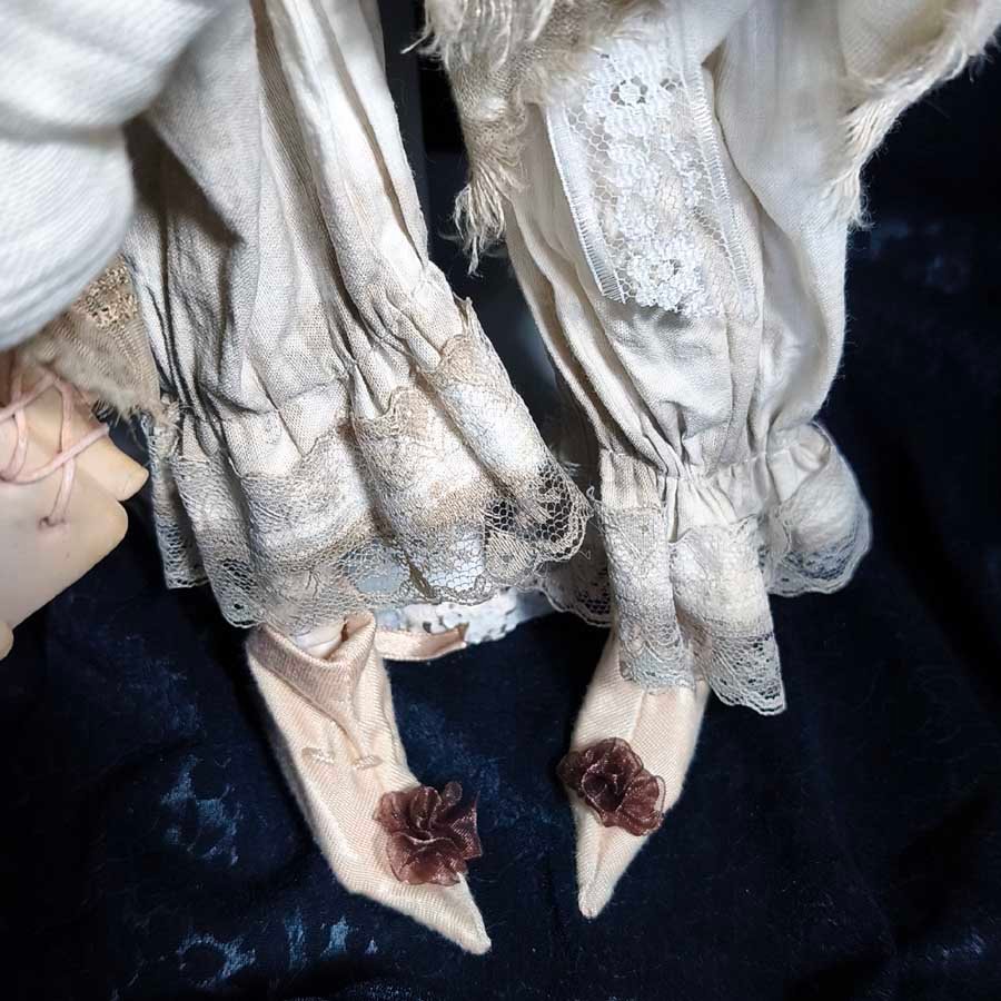 Muñeca con Bonete de Canesú • Evaninas Zapatillas de estilo victoriano para muñeca de Evaninas