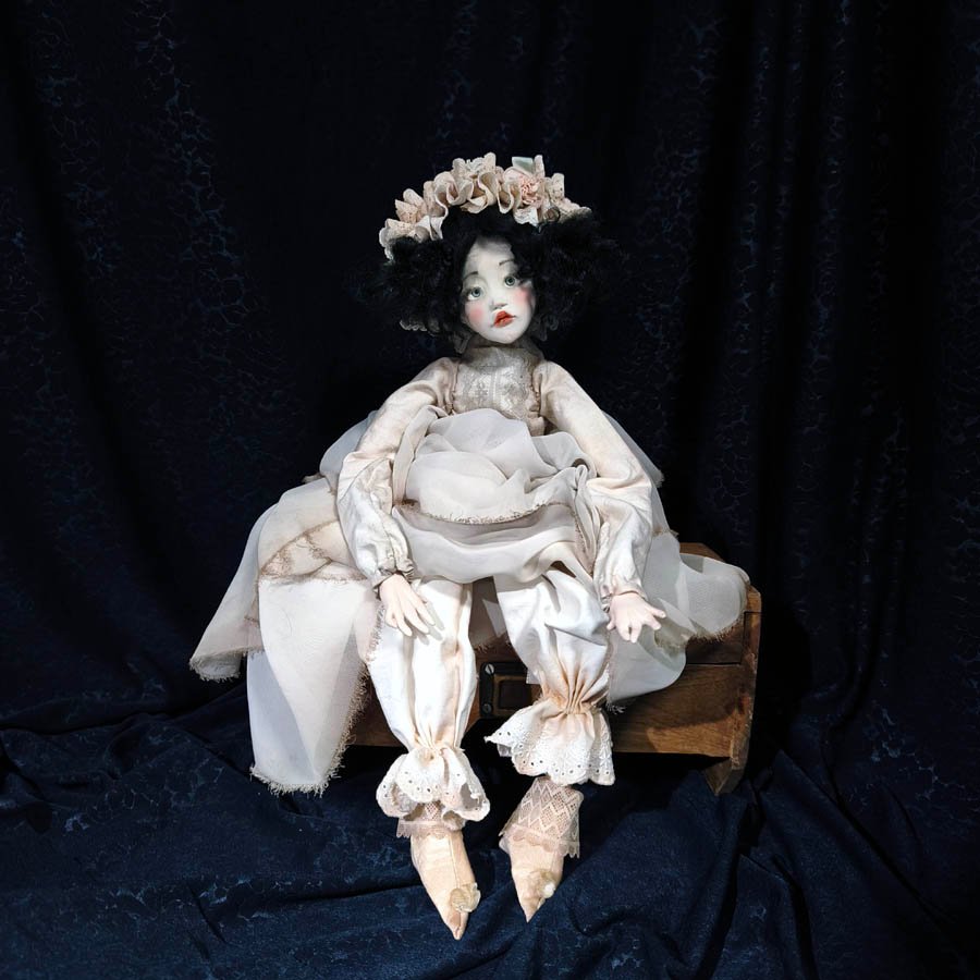 Muñeca Elizabeth con vestido envejecido de Evaninas