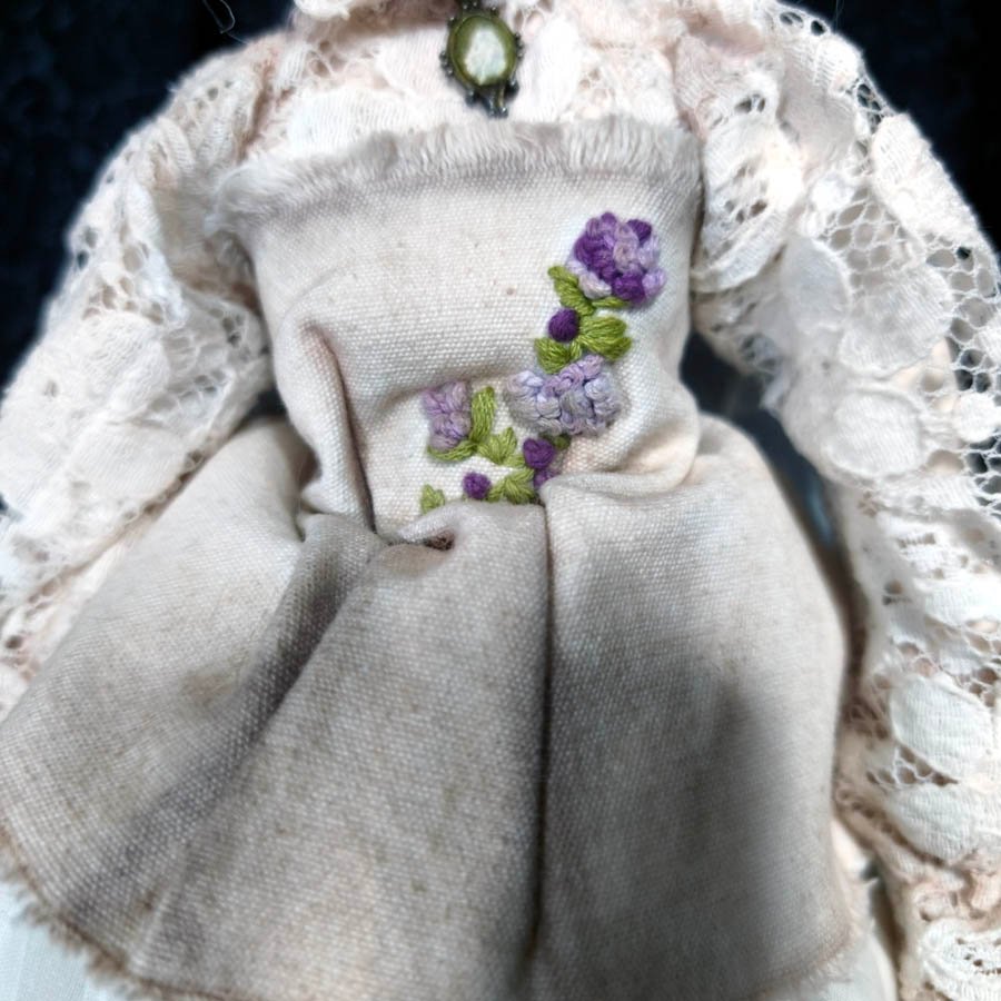 Muñeca con Poke Bonnet • Evaninas Vestido bordado para muñeca de Evaninas