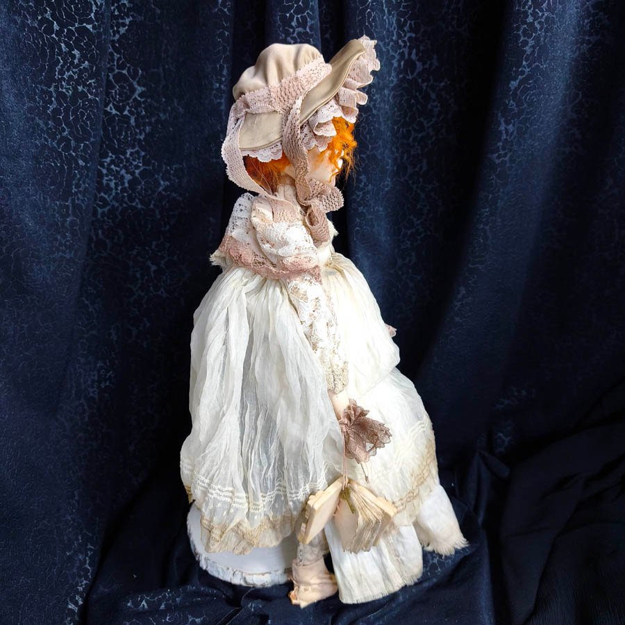 Muñeca con Bonete de Canesú • Evaninas Muñeca con vestido victoriano envejecido de Evaninas