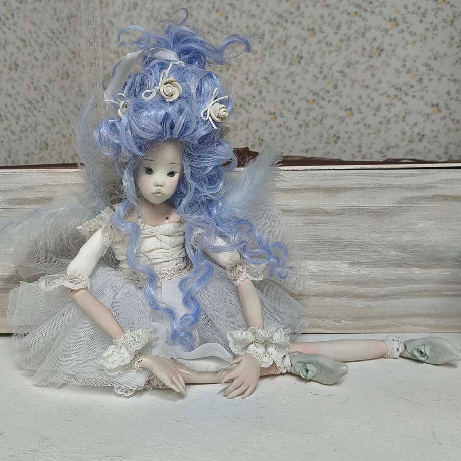 Muñeca sílfide Letea • Evaninas Muñeca con peinado barroco alto y azul de Evaninas.