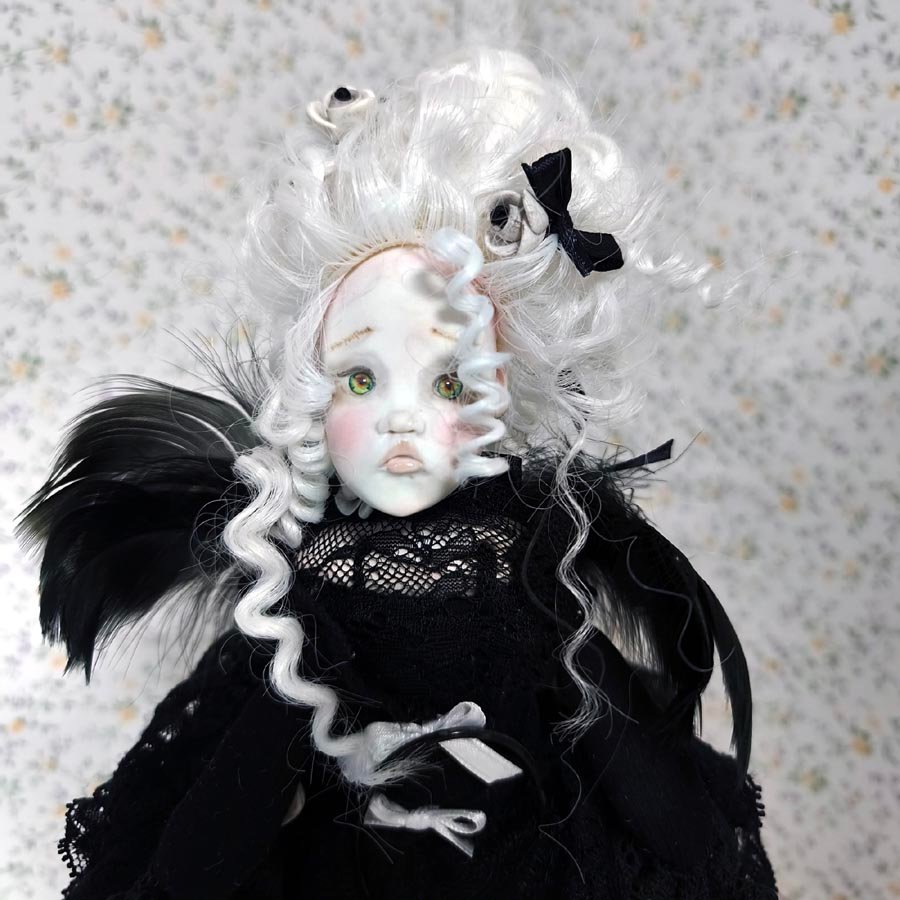 Muñeca sílfide con vestido oscuro hecha a mano por Evaninas.