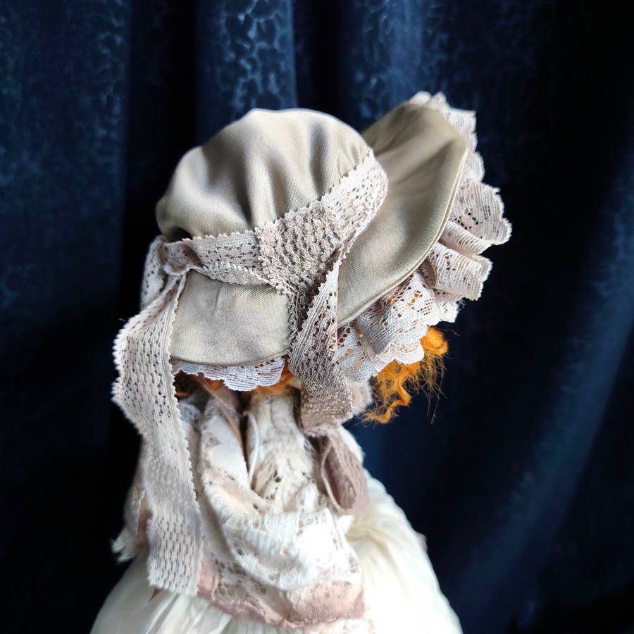 Muñeca con Bonete de Canesú • Evaninas Gorro victoriano para muñeca de Evaninas