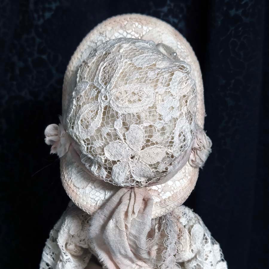 Muñeca con Poke Bonnet • Evaninas Parte trasera de poket bonnet de muñeca Evaninas