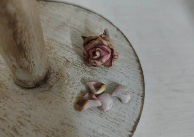 Rosa marchita de arcilla para muñeca de Evaninas.