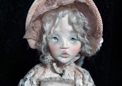 Muñeca con gorro poke bonnet de estilo victoriano de Evaninas