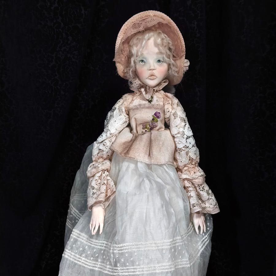 Muñeca con Poke Bonnet • Evaninas Muñeca con corpiño bordado hecho a mano por Evaninas