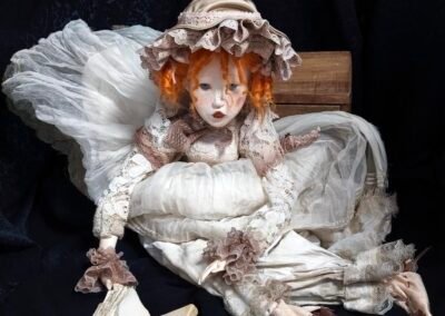 Muñeca con libro de arcilla polimérica de Evaninas
