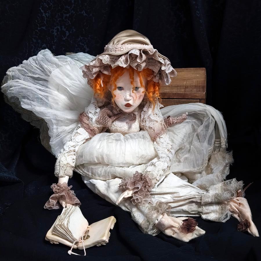 Muñeca con Bonete de Canesú • Evaninas Muñeca con libro de arcilla polimérica de Evaninas