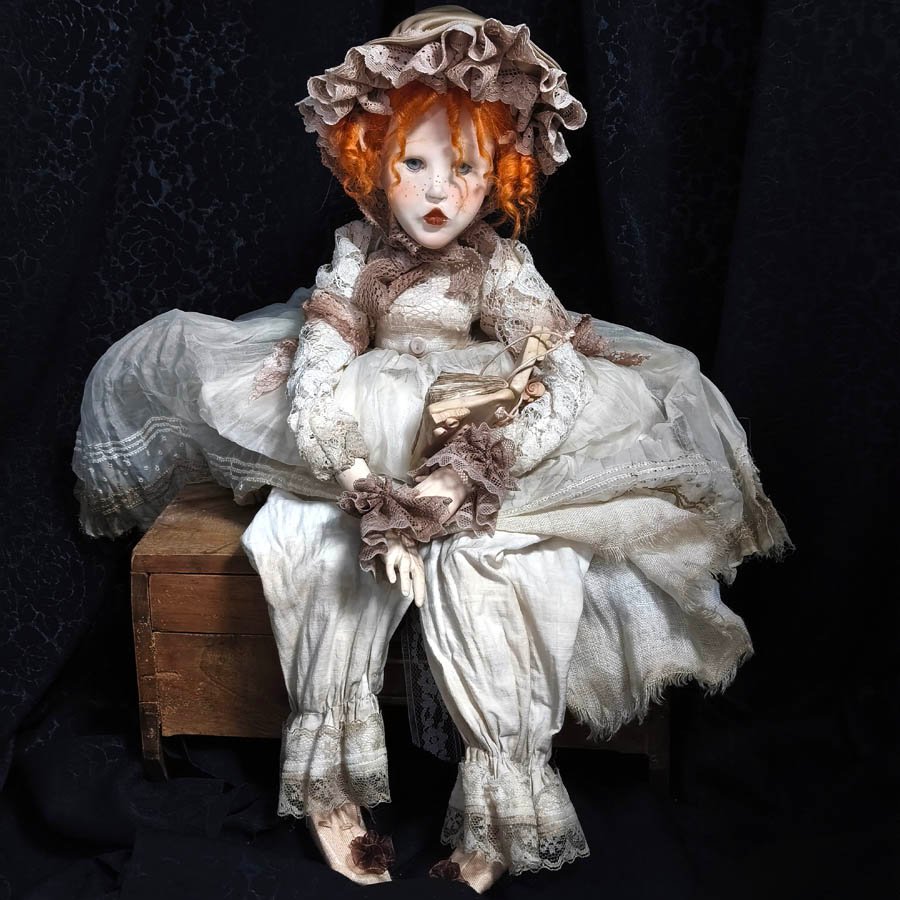 Muñeca con Bonete de Canesú • Evaninas Muñeca de arte hecha a mano en arcilla polimérica por Evaninas