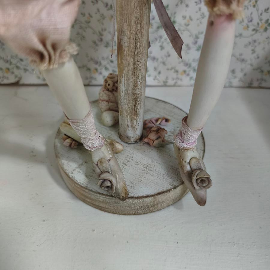 Muñeca sílfide Vania • Evaninas Zapatos con rosa de arcilla para muñeca sílfide Vania de Evaninas.