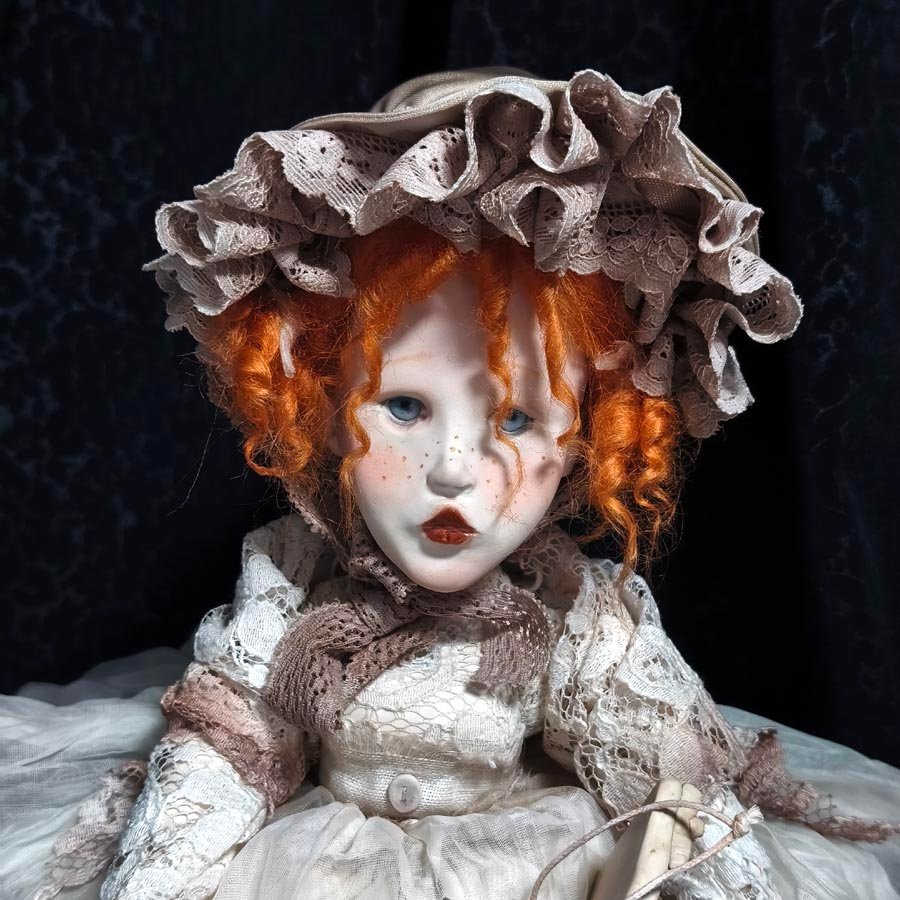 Muñeca con Bonete de Canesú • Evaninas Muñeca con gorro victoriano y pelo rojizo hecha a mano por Evaninas