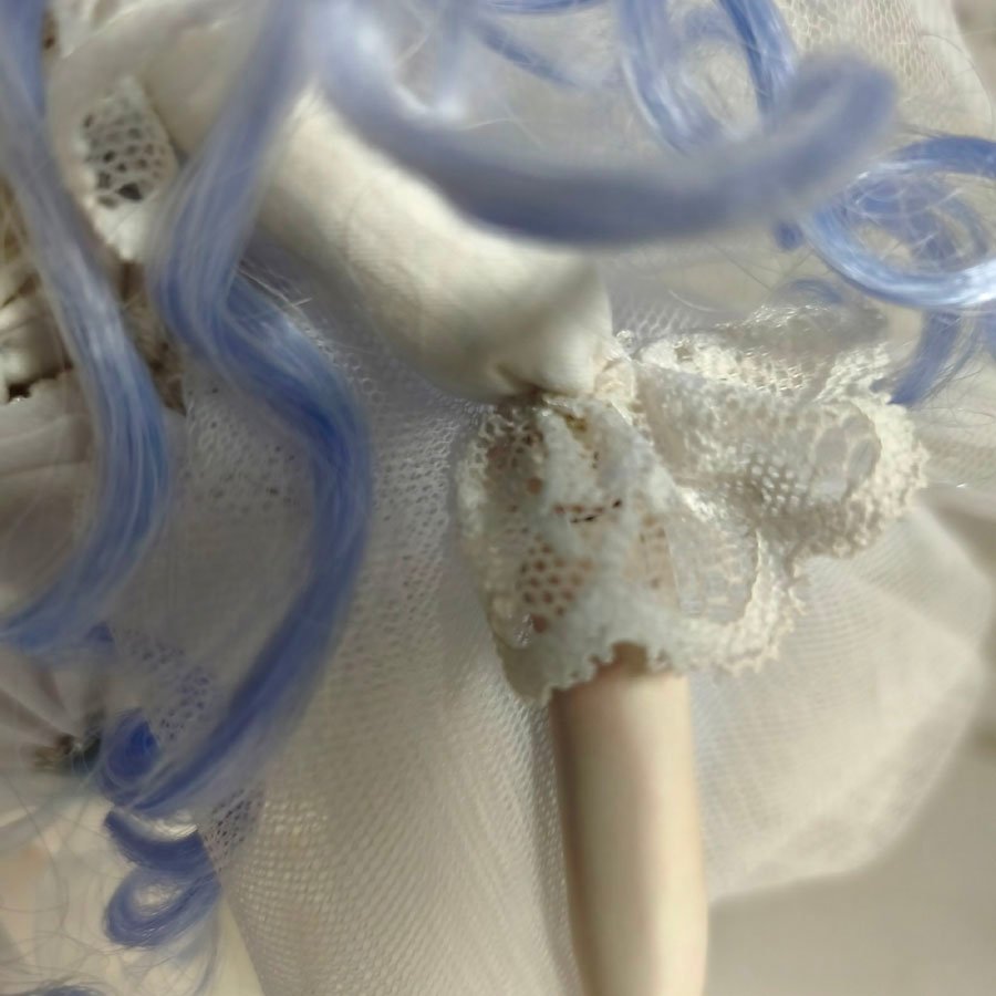 Muñeca sílfide Letea • Evaninas Manga de volantes para muñeca de Evaninas.