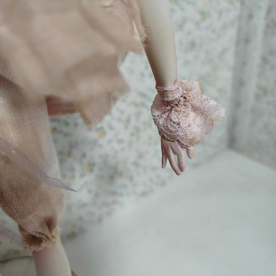 Muñeca sílfide Vania • Evaninas Mano modelada en arcilla para muñeca de Evaninas.