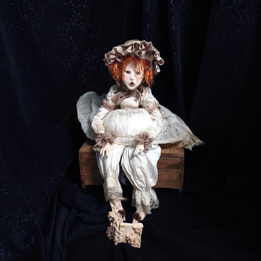 Muñeca con Bonete de Canesú • Evaninas Muñeca articulada pelirroja de Evaninas
