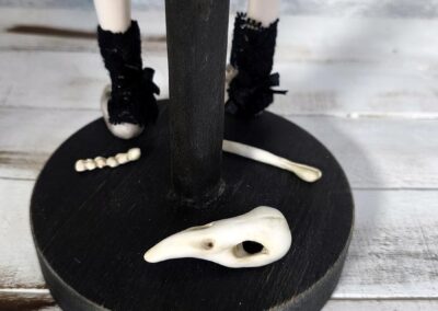 Calavera de cuervo de arcilla polimérica modelada por Evaninas.