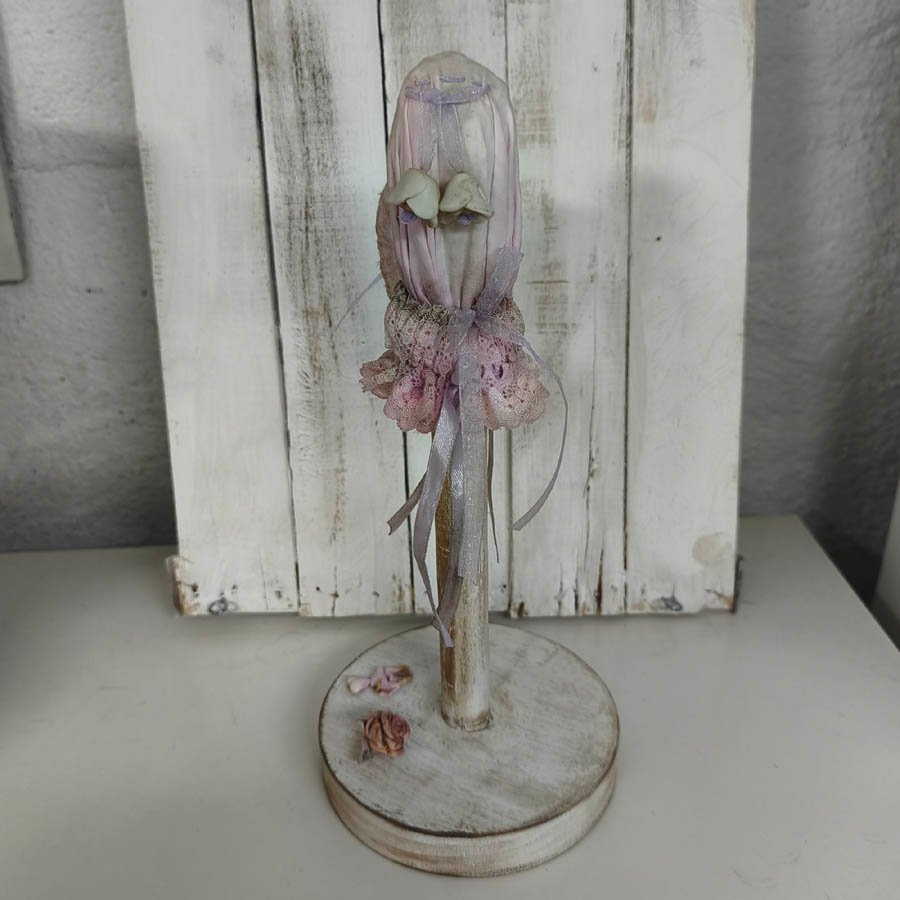 Muñeca sílfide Vania • Evaninas Soporte de madera para muñeca Evaninas.