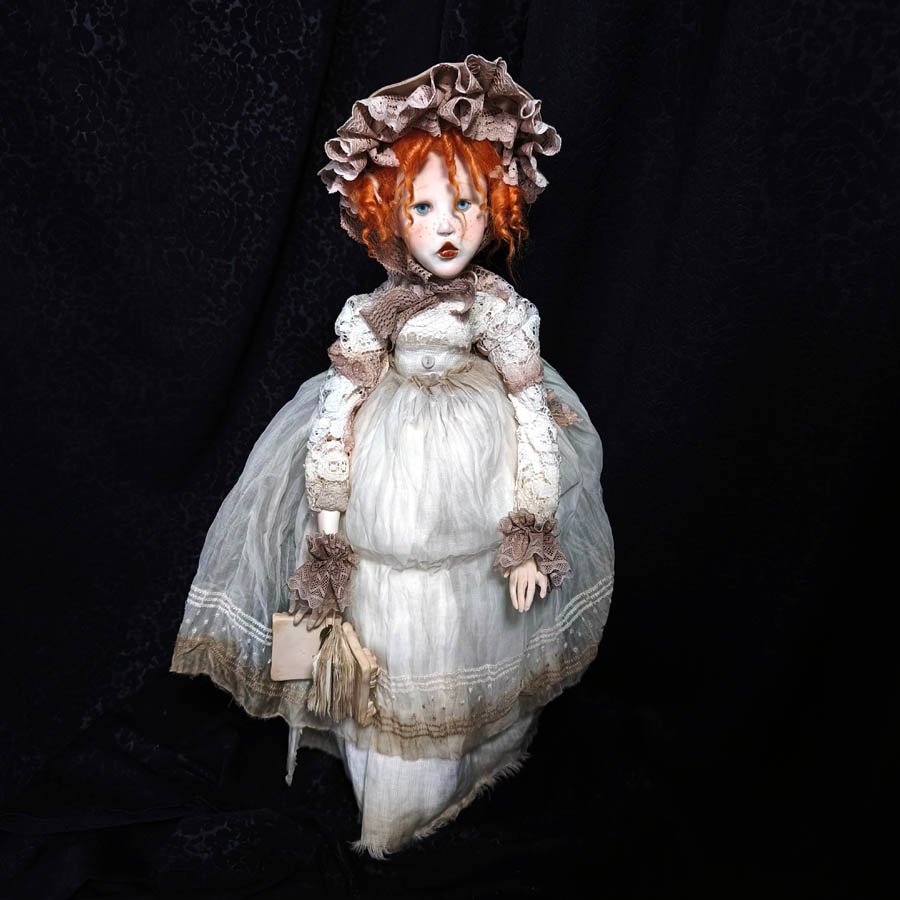 Muñeca con Bonete de Canesú • Evaninas Muñeca Mary Ann de estilo gótico hecha a mano por Evaninas