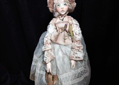 Muñeca de arcilla polimérica con vestido victoriano a medida de Evaninas