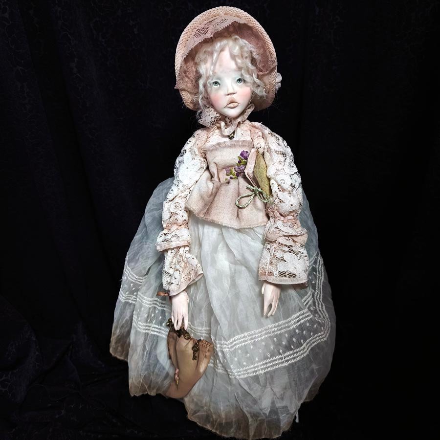 Muñeca con Poke Bonnet • Evaninas Muñeca de arcilla polimérica con vestido victoriano a medida de Evaninas
