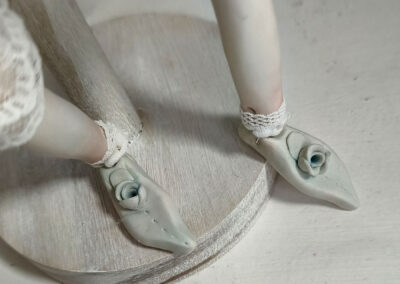 Zapatos con rosa de arcilla para muñeca Letea de Evaninas.