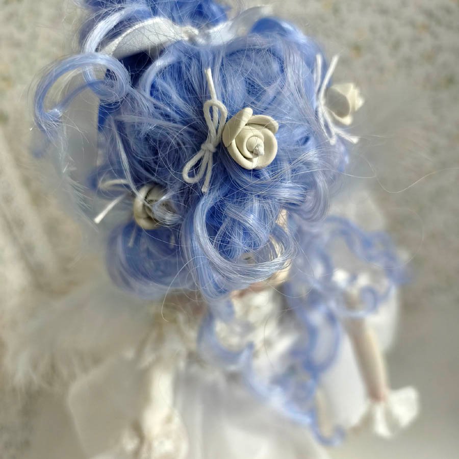 Muñeca sílfide Letea • Evaninas Peinado barroco azul para muñeca de Evaninas.