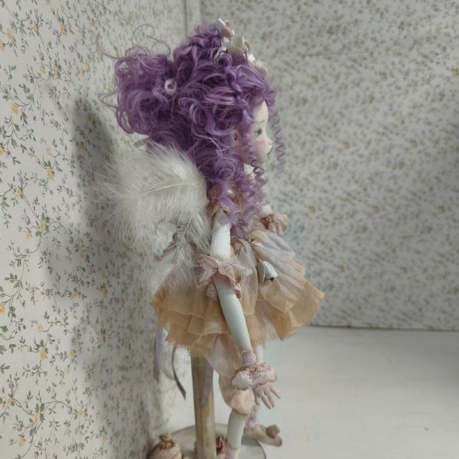 Muñeca sílfide Vania • Evaninas Muñeca decorativa con soporte de madera de Evaninas.