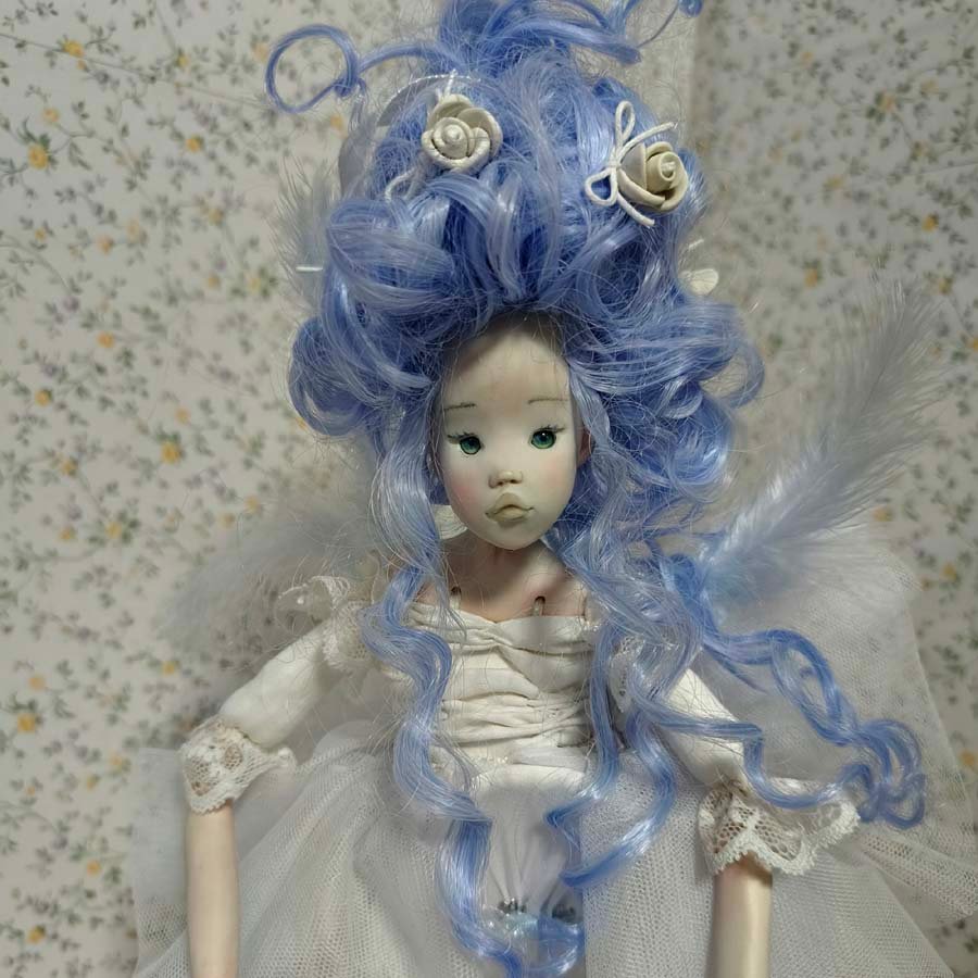 Muñeca sílfide Letea • Evaninas Muñeca con peinado barroco y vestido blanco de Evaninas.