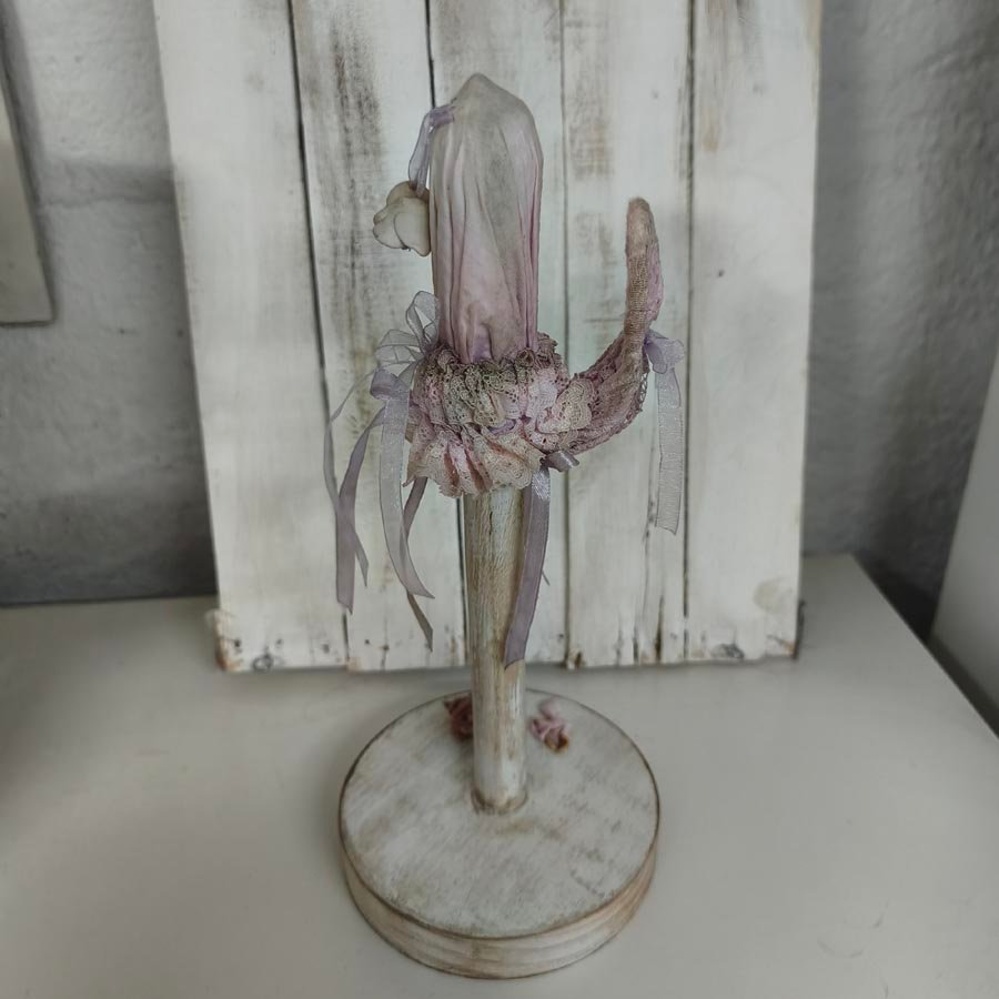 Muñeca sílfide Vania • Evaninas Soporte de madera decorado para muñeca Evaninas.