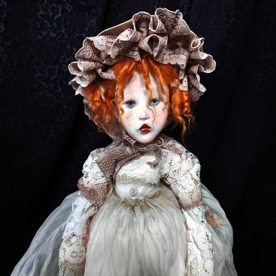 Muñeca con Bonete de Canesú • Evaninas Cara de muñeca pelirroja con pecas de estilo gótico victoriano
