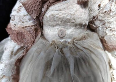 Vestido victoriano para muñeca con botones de arcilla