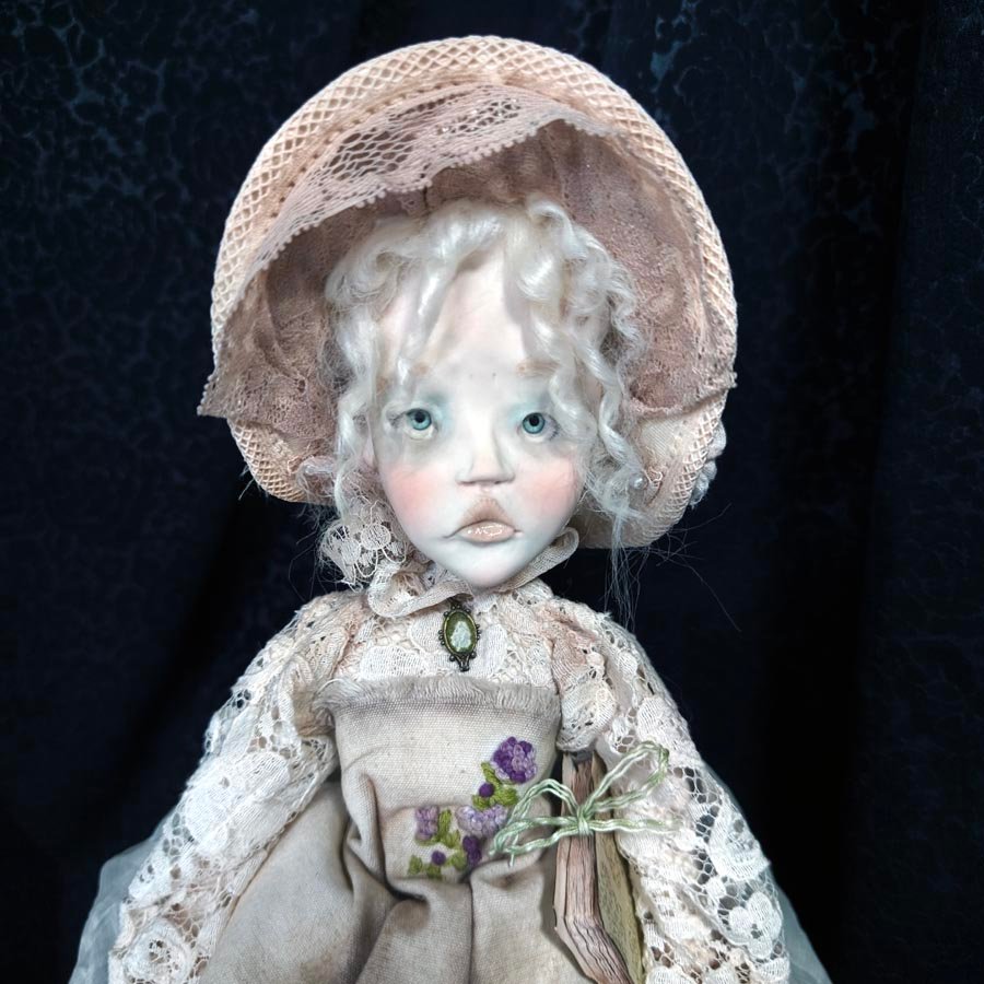 Muñeca con Poke Bonnet • Evaninas Muñeca con pelo rizado y rubio hecha a mano por Evaninas