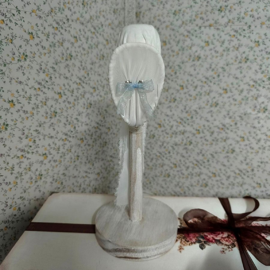 Muñeca sílfide Letea • Evaninas Soporte de madera para muñeca Letea de Evaninas.