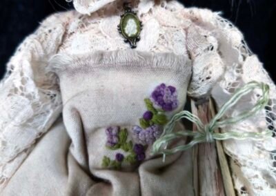 Vestido victoriano para muñeca con bordado de Evaninas