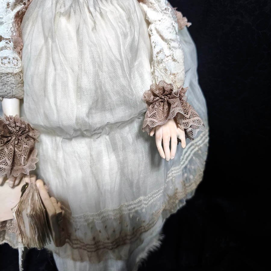 Muñeca con Bonete de Canesú • Evaninas Manos de muñeca modeladas en arcilla polimérica por Evaninas